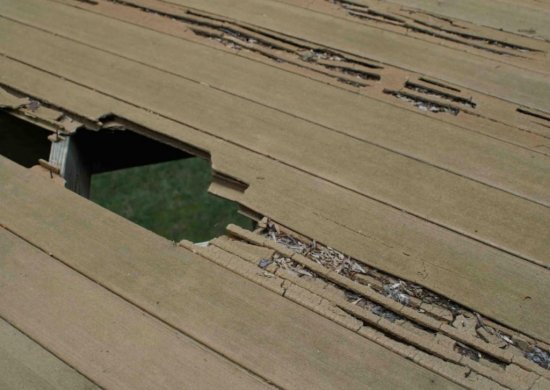 Terasa z WPC pri jazere – po 3 rokoch popraskala a stratila vzhľad.