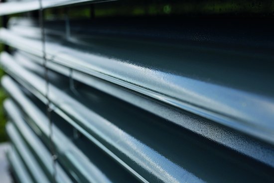 Tieniaca technika má však širší efekt než len tmu. Vonkajšie rolety čiastočne tlmia hluk z ulice, stabilizujú teplotu v miestnosti a zlepšujú celkový komfort spánku. Zdroj: LOMAX