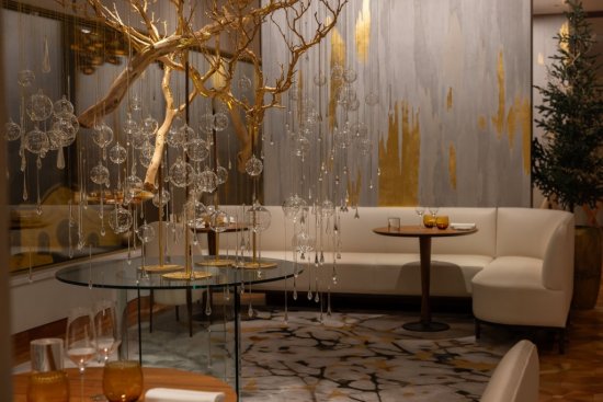 Hlavnými prvkami výzdoby sú prírodné štruktúry, sklo a mach.