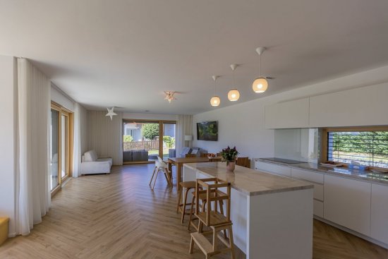 Na prízemí sa nachádzajú kuchyňa s jedálňou, potom pracovňa, kúpeľňa a technická miestnosť.