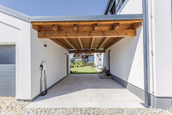 Zásadná vec, ktorú majitelia riešili, bola energetická šetrnosť - nechceli vyslovene pasívny dom, ale museli splniť pomerne prísne parametre.