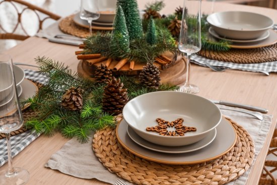 V minulosti sa čečiny a zelené vetvičky nevešali do interiéru len pre krásu. V ľudovej tradícii mali ochrannú funkciu - zavesovali sa nad dvere, okná alebo k stolu, aby chránili dom pred chorobami a nešťastím. Zdroj: Pixel-Shot, Shutterstock