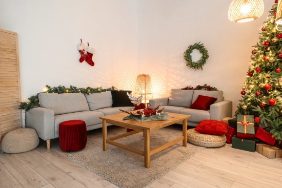 Ako plnohodnotná vianočná farba sa tento rok presadzuje aj temná vínová, odtieň, ktorý v sebe nesie pocit tepla domova, hojnosti a slávnostných okamihov. Zdroj: Pixel-Shot, Shutterstock