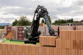 Stavba rodinného domu robotom. Rozhodujúca bola okamžitá dostupnosť a rýchlosť