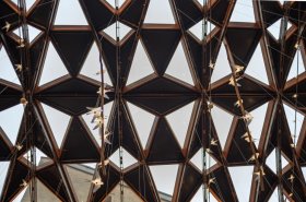 Líška, ktorá prekabátila tmu: unikátne zasklenie dvora v centre Prahy od spoločnosti HELUZ IZOS