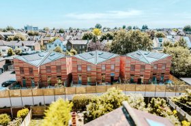 Stables Yard: Udržateľná rezidenčná architektúra, ktorá posilňuje komunitu