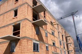 Akustická kvalita stavieb: konštrukčné zásady a praktické overenie systémov HELUZ