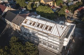 Nová knižnica v Skutči získala doposiaľ najväčšiu strechu Ytong Komfort
