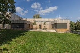 Materská škola otvorená záhrade a svetlu. Citlivá architektúra šitá na mieru deťom