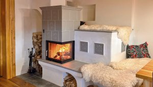 Kachľové pece s modernou technológiou v tradičnej krkonošskej chalupe