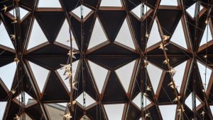 Líška, ktorá prekabátila tmu: unikátne zasklenie dvora v centre Prahy od spoločnosti HELUZ IZOS