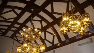 Repliky secesných lustrov zdobia interiér vitkovickej radnice