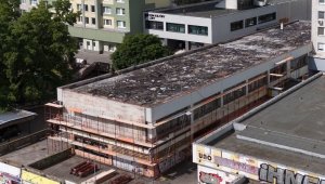 Záchrana Braníka začala na streche. Petržalka rekonštruuje strechu chátrajúcej budovy