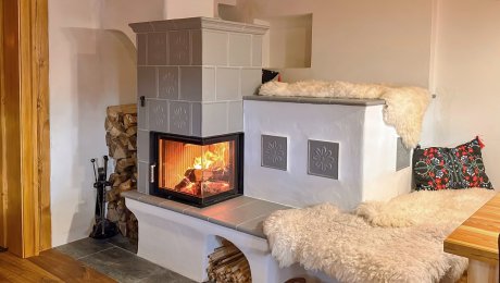 Kachľové pece s modernou technológiou v tradičnej krkonošskej chalupe