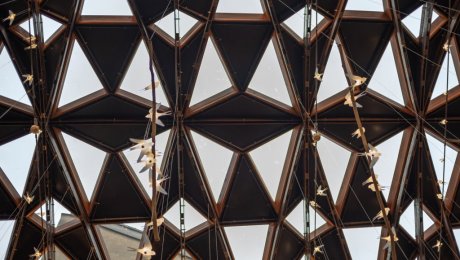 Líška, ktorá prekabátila tmu: unikátne zasklenie dvora v centre Prahy od spoločnosti HELUZ IZOS