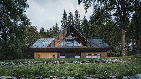 Moderná chalupa v stráni nahradila pôvodnú drevenicu