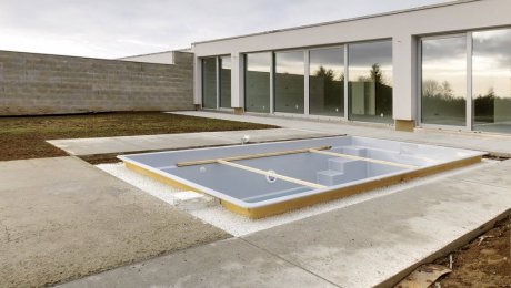 Liaty polystyrén ThermoWhite pri izolácii jedenástich bazénov Mountfield