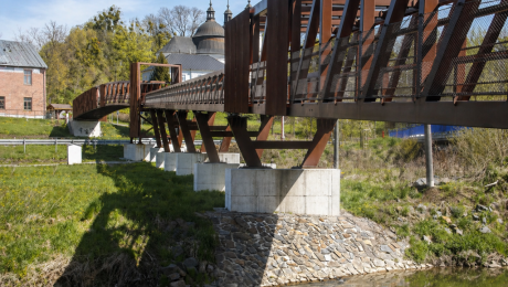 Nová lávka s cortenovým opláštením  nad štvorprúdovkou