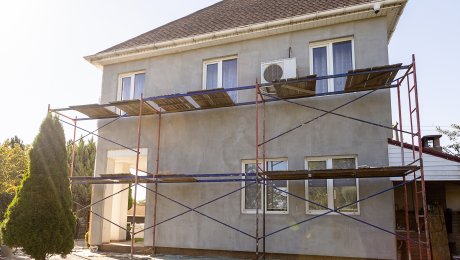Letné búrky preveria dom za pár minút. Odložený servis sa najskôr prejaví na bránach, dverách a tienení