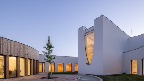 Z prázdnej lúky vzniklo miesto dôstojnej starostlivosti. Hospic pre Hradecko je v prevádzke
