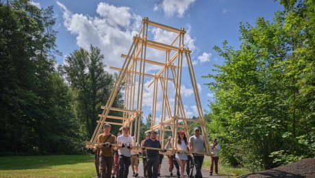 Velux Cabin Fever 2026. Letná škola architektúry zobytňuje krajinu Českej Kamenice