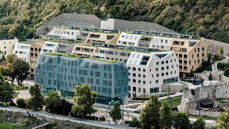 Nová Vydrica mení panorámu Bratislavy: Pod hradom zažiarili hliníkové strechy PREFA