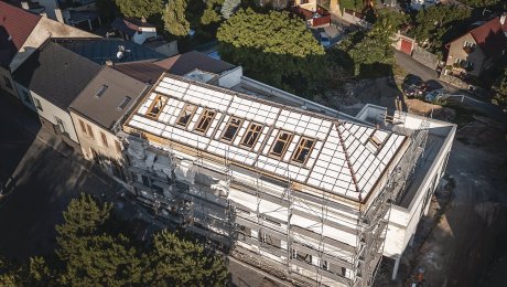 Nová knižnica v Skutči získala doposiaľ najväčšiu strechu Ytong Komfort