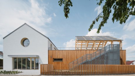 Vidiecka škôlka Planá. Moderný vzdelávací komplex so strešnou učebňou a hernou šmykľavkou