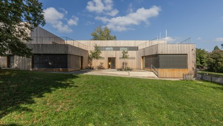 Materská škola otvorená záhrade a svetlu. Citlivá architektúra šitá na mieru deťom