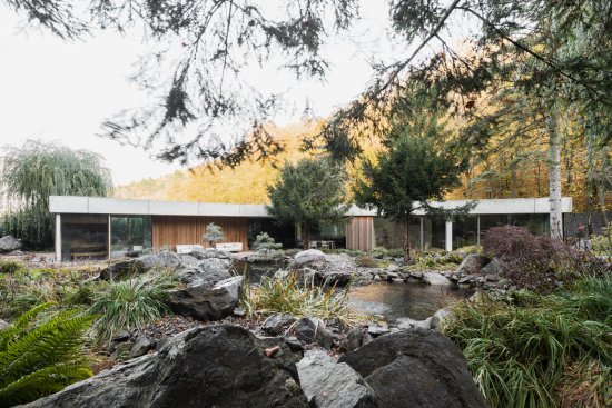 Pozemok rodinného domu leží na okraji Banky, v príjemnom komornom prostredí, na konci údolia plného zelene. Foto: Matej Hakár