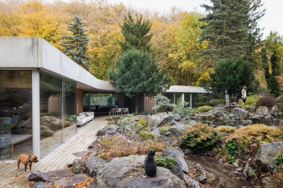 Okná sú vybavené super-subtílnymi rámikmi, s možnosťou ich úplného odsunutia do stenových púzdier pre maximalizáciu vizuálneho kontaktu so záhradou. Foto: Matej Hakár