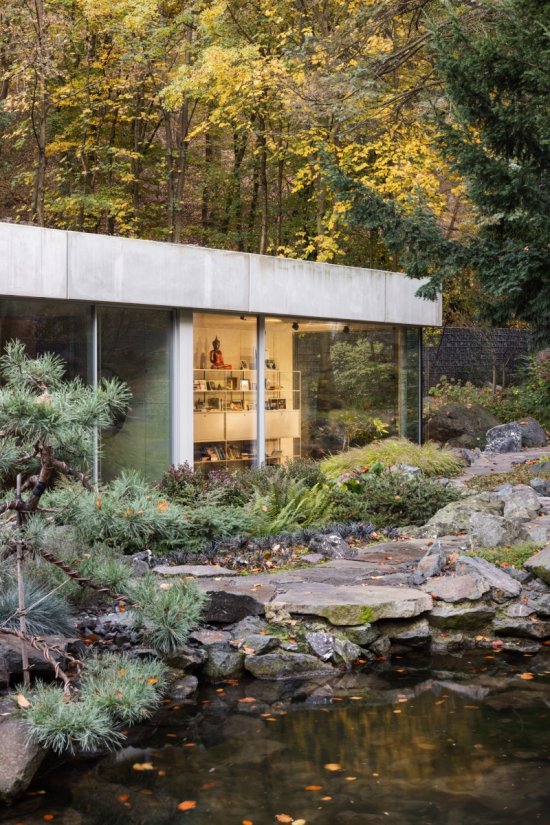 Rodinný dom Banánka reaguje na okolitý prírodný kontext svojho jednoznačnou, až surovou prírodnou materialitou. Foto: Matej Hakár