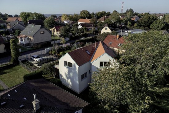 Dom bol navrhnutý ako dve otvárajúce sa sekcie od spoločného základu. Toto riešenie prirodzene oddeľuje jednotlivé funkčné časti domu a zaisťuje, že obytné miestnosti majú výhľad do krajiny aj dostatok súkromia.