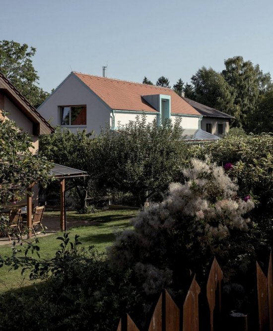 Svojím tvarom i proporciami novostavba nadväzuje na tradičné domy s úzkou stopou, ale zároveň využíva moderné materiály a technológie.