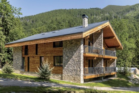 Priamo pod lyžiarskym strediskom Chopok Juh vzniká na mieste legendárnej chaty Trangoška moderný komplex piatich luxusných apartmánových domov Nová Trangoška. Na ich výstavbu sú použité vápennopieskové tvárnice Silka Tempo, ktoré kombinujú vysokú únosnosť, zvukovú izoláciu a presnosť vykonávania.