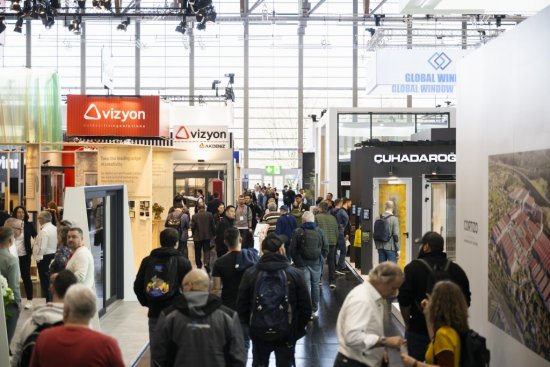 Pohľad do výstavnej haly veľtrhu FENSTERBAU FRONTALE v Norimbergu s expozíciami vystavovateľov, návštevníkmi a prezentáciami technológií pre okná, dvere a fasádne systémy.