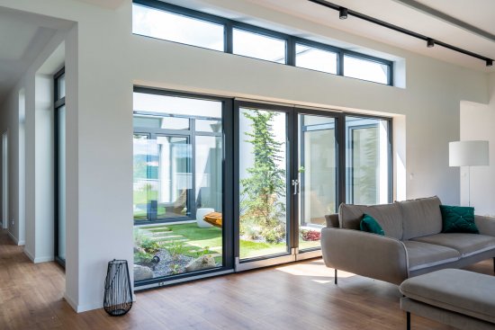 Základným parametrom, ktorý sa pri oknách oplatí sledovať, je Rw, čiže index vzduchovej nepriezvučnosti. Foto: Dominik Diko