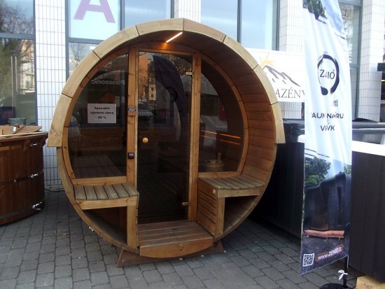 K videniu boli aj vonkajšie exponáty - napríklad štýlová sudová sauna značky ZeniO z masívneho dreva, doplnená o moderné osvetlenie a praktické lavičky.