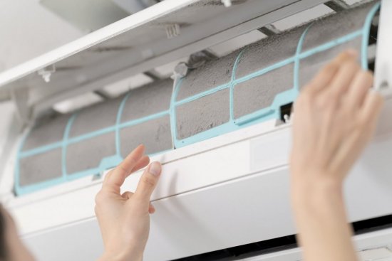 Filtre vo vnútornej jednotke sú navrhnuté tak, aby sa dali čistiť svojpomocne. Po vybratí ich stačí opláchnuť vlažnou vodou so saponátom a nechať vyschnúť. Vďaka tomu sa predíde opätovnému zaneseniu a jednotka bude kúriť stále naplno. Ilustračné foto. Foto: aijiro, Shutterstock
