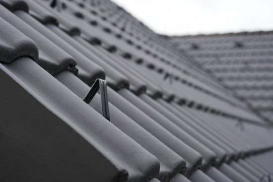 Detail protisnehového háku na krytine KM Beta v povrchovej úprave Zamat a čiernej farbe