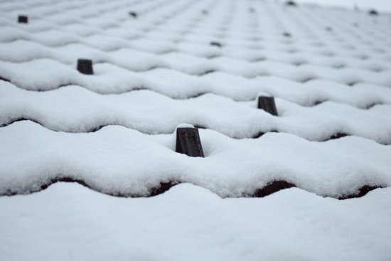 Detail protisnehových zábran na streche KM Beta