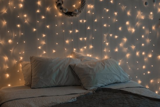 V spálni sa obklopte teplejším, mäkkým svetlom. Hlavné svetlo večer stlmte a zapnite skôr lampičky – ideálne také, pri ktorých si môžete nastaviť jas podľa nálady. Zdroj: Jane Busareva, Shutterstock