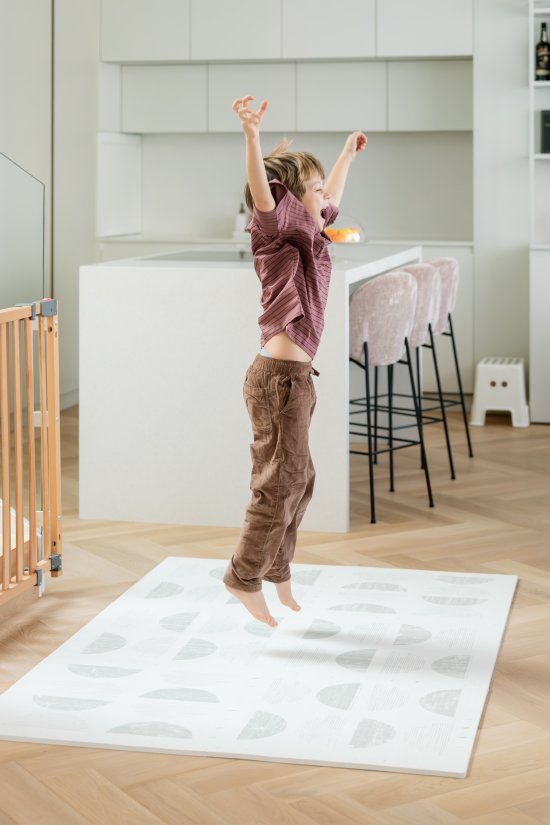 Keď deti trochu vyrastú, z malej hracej plochy sa tak postupne stáva plnohodnotná podložka, ktorá je vhodná aj pre aktívnejšie pohybové hry.