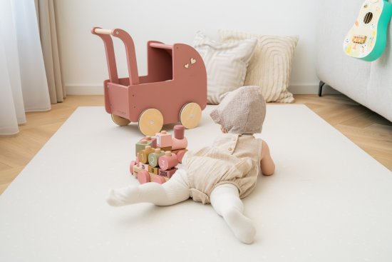 Kvalitná detská podložka na hranie dokáže výrazne znížiť riziko zranení, tlmiť nárazy a zároveň izolovať chlad zo spodných vrstiev podlahy.