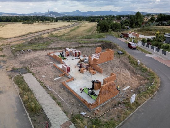 Na stavbu boli použité tehly Porotherm 30 RR a 24 RR. Ručné domurovky potom boli vykonané z tehál Porotherm 17,5, Porotherm 14,5 a Porotherm 11. Celkový rozsah predstavoval približne 350 m2 murovanej plochy.