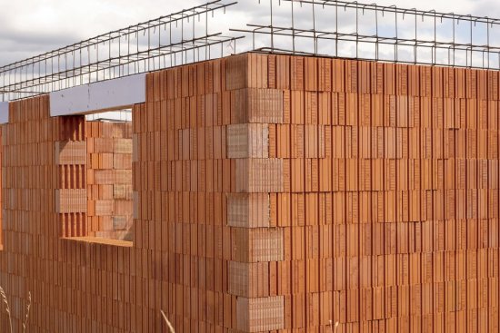 Robot dosahuje milimetrovú presnosť a minimalizuje chyby v škárach či väzbe, čo vedie k výraznému zrýchleniu výstavby a vyššej kvalite výsledného muriva.