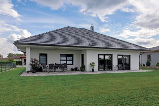 Strecha rodinného dumu s taškami Planoton 11 v engobe grafien. V rovnakej farbe sú aj všetky potrebné keramické aj nekeramické doplnky, ako sú okrajové tašky, vetracie tašky, snehové háky a pod.