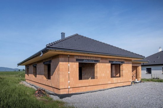 Pri dodržaní správneho návrhu je možné pálenú krytinu použiť aj na strechách s menším sklonom, aké možno vidieť napríklad na bungalovoch.