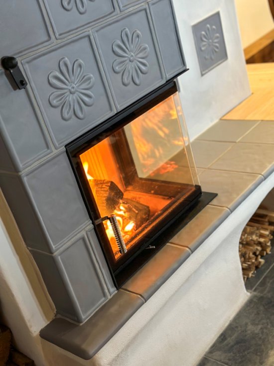 Dvojité presklenie zlepšuje izolačné vlastnosti dvierok a redukuje intenzitu sálavého tepla smerom do interiéru.