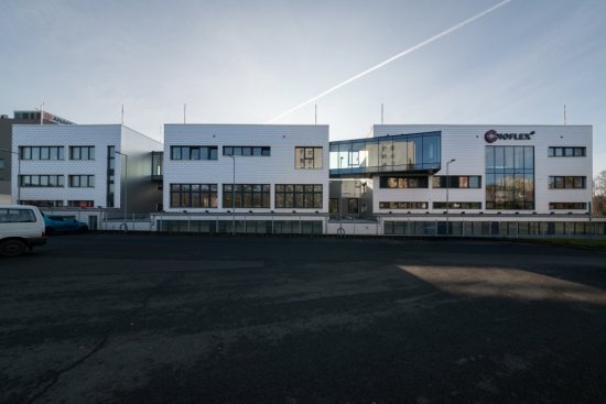 Nosnú konštrukciu rozšíreného výrobného závodu tvorí železobetónový skelet, výplňové murivo je realizované z tehál HELUZ. Foto: Jiří Hloušek Photo